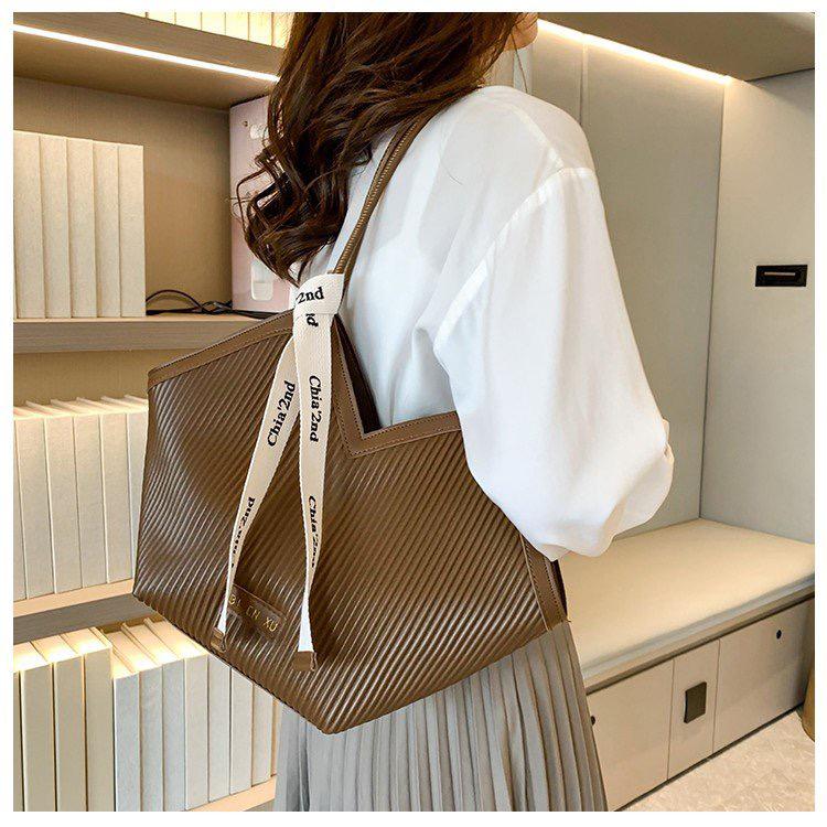 Chia 2nd V-Cut Pleated Shoulder
